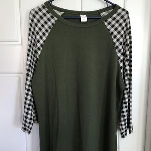 Xl Super cute top, olive green with black checked sleeves.